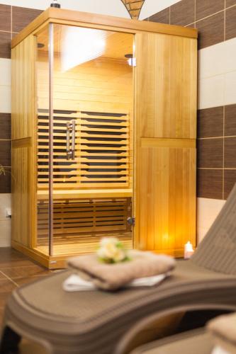 a room with a shower with a window and a table at Penzion Rozhovice in Rozhovice