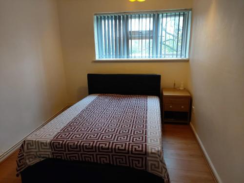 a small bedroom with a bed and a window at Relaxing double bedroom in Romford