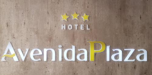 una señal para un hotel con estrellas en una pared en Hotel Avenida Plaza, en Alzira