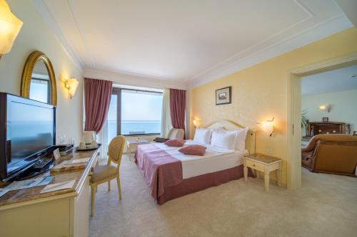 Μια τηλεόραση ή/και κέντρο ψυχαγωγίας στο The Palace Hotel, Sunny Day