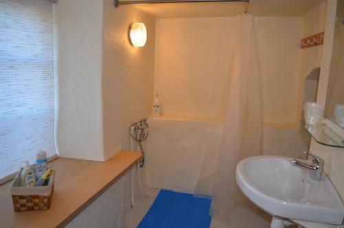 y baño con lavabo, aseo y ducha. en Vilnius Collegium Apartment, en Vilna