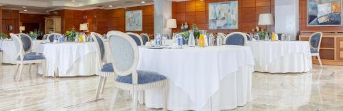 Un restaurante u otro lugar para comer en Hotel Carlos I Silgar