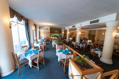 een restaurant met tafels en stoelen in een kamer bij Gooderson Tropicana Hotel in Durban