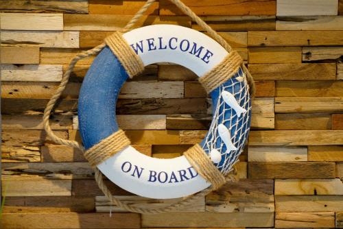 a welcome on board wreath on a wooden wall at Robben Hüs in Westerland