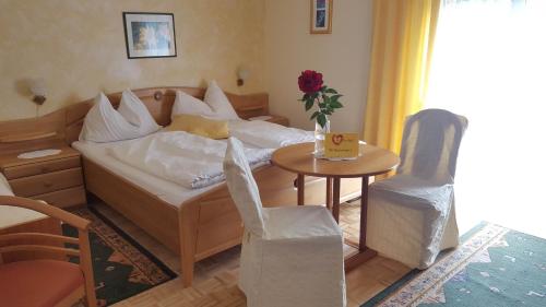Ένα ή περισσότερα κρεβάτια σε δωμάτιο στο Gästehaus Jeindl