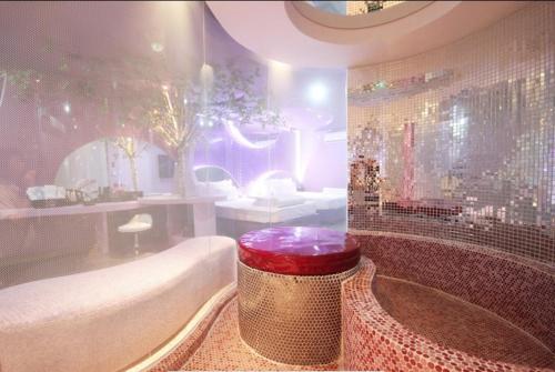 duża łazienka z wanną i umywalką w obiekcie Hotel JUNE Haeundae w Pusanie