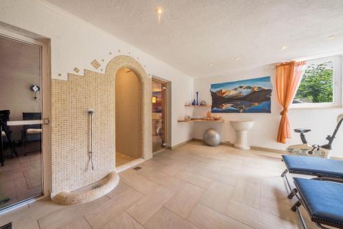 ein Bad mit ebenerdiger Dusche und ebenerdiger Dusche in der Unterkunft Ferienwohnung Innerwalten 100 in St. Leonhard in Passeier