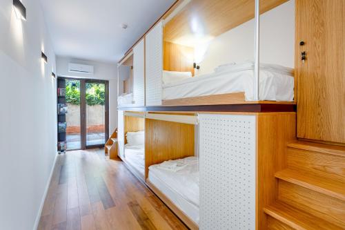 Двухъярусная кровать или двухъярусные кровати в номере The Tbilisi Pod