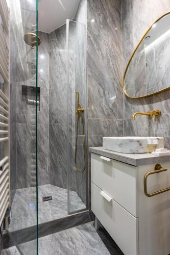 une salle de bain avec douche et lavabo dans l'établissement CMG - Grand Boulevard - Poissonière, à Paris