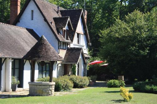 a house with a red frisbee in the yard at Les Enclos Bed and Breakfast à 4 mn de Chantilly in Lamorlaye