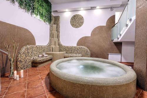 サンダンスキにあるVilla Sinticaの部屋にある大きな浴槽付きのバスルーム