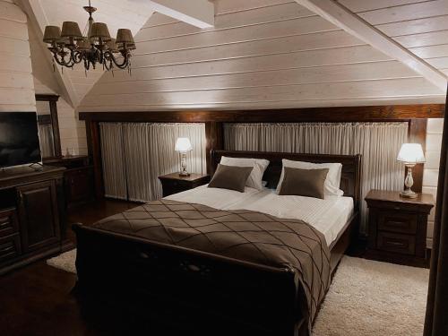 En eller flere senge i et værelse på Hostynnyy Dvir Apartament Hotel & SPA