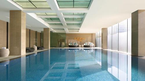 uma grande piscina no átrio do hotel em Holiday Inn Kunming City Centre, an IHG Hotel em Kunming