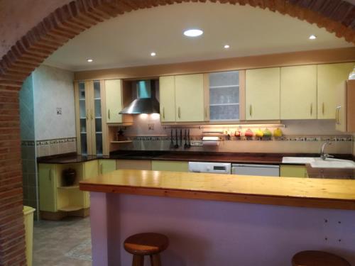 Casa Axier-Chalet con Piscina privada y chimeneaにあるキッチンまたは簡易キッチン