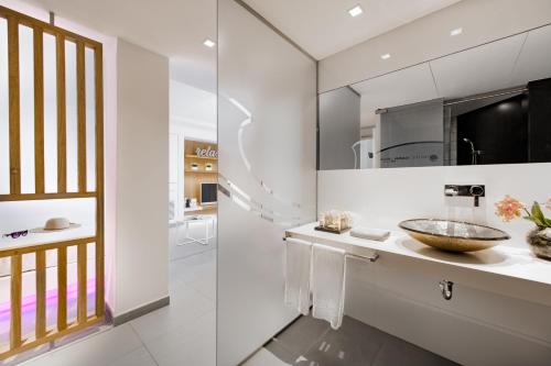 A bathroom at Hotel Garbi Ibiza & Spa