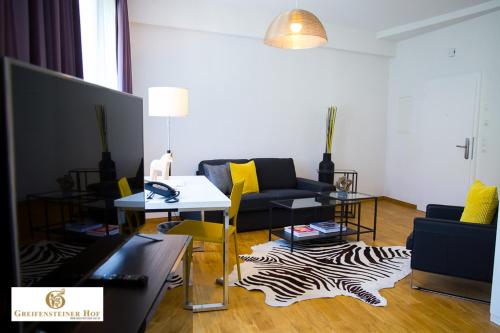ein Wohnzimmer mit einem Sofa und einem Zebra-Teppich in der Unterkunft Greifensteiner Hof in Würzburg