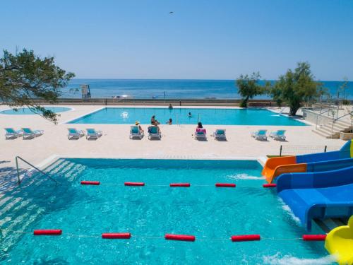 Der Swimmingpool an oder in der Nähe von Pearl Beach Hotel & Resort
