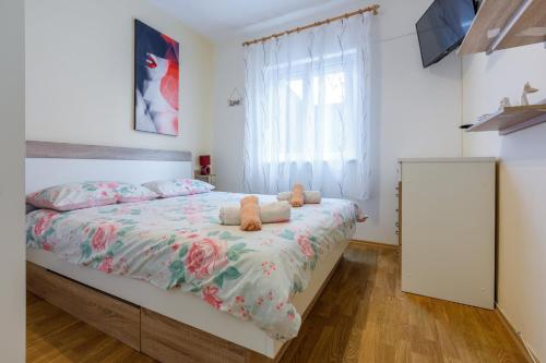 een slaapkamer met een bed en een raam bij Jasna Crikvenica in Crikvenica