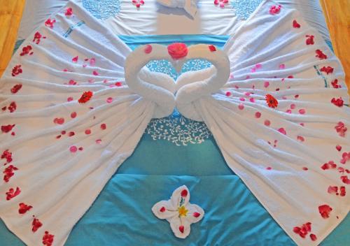 two swans making a heart on top of a cake at Lagoona Beach Bungalows - Eco Resort Batukaras in Batukaras
