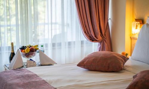 Ένα ή περισσότερα κρεβάτια σε δωμάτιο στο The Palace Hotel, Sunny Day