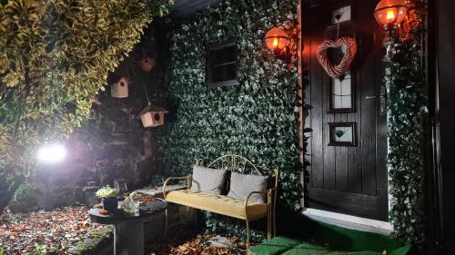 a room with a bench next to a door at BELFAST COSY CABIN in Belfast