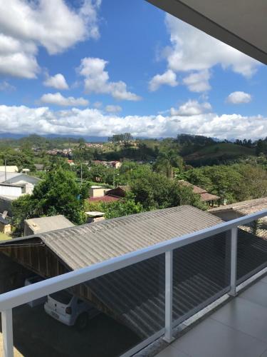勞魯米萊的住宿－Bell vale，房屋的阳台享有风景。