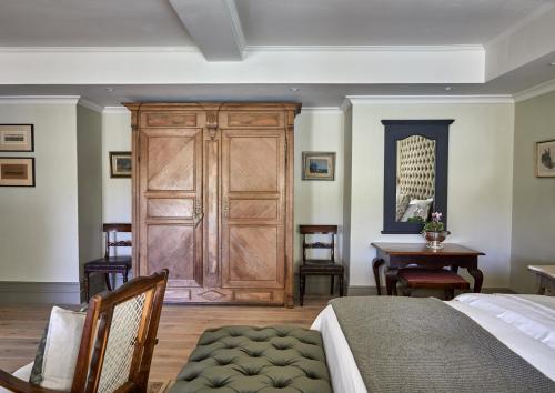 Una cama o camas en una habitación de Deux Frères Wine Estate & Luxury Villas