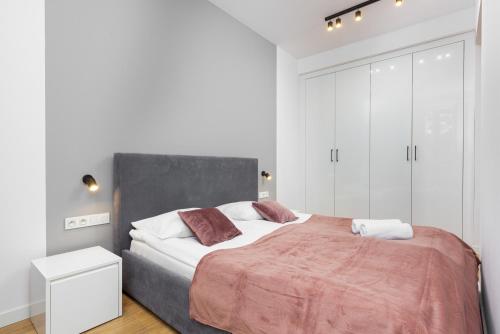 Posteľ alebo postele v izbe v ubytovaní Sławińska Apartment Warsaw Wola by Noclegi Renters