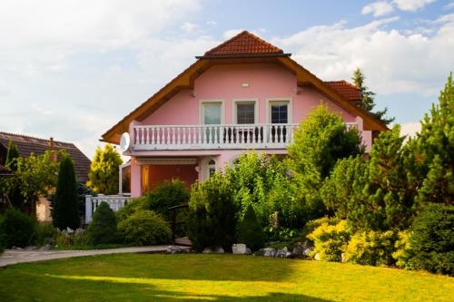 Κήπος έξω από το WOW Liptov Holiday House