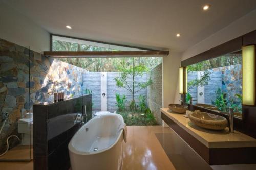 Ванная комната в FLAMINGO DAI LAI RESORT - luxury