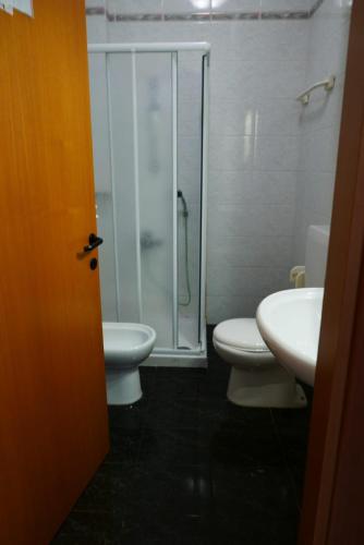 a bathroom with two toilets and a shower at Venezuela in Bibione