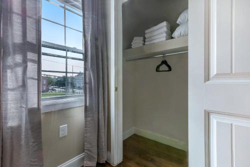 Cette chambre dispose d'une fenêtre et d'une étagère avec des serviettes. dans l'établissement St Charles Spacious Condo in the Heart of the City, à La Nouvelle-Orléans