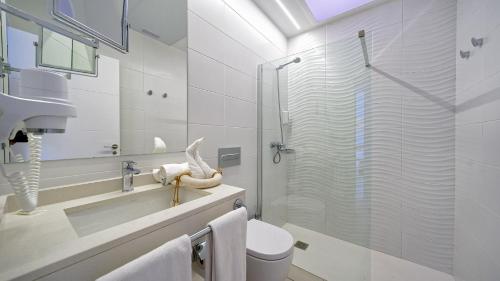 A bathroom at Bungalows Adonis