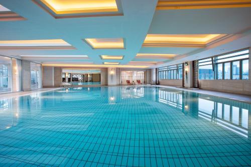 上海的住宿－上海復旦皇冠假日酒店，一座带大型游泳池的建筑中的游泳池