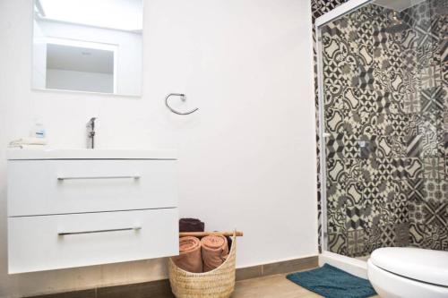 uma casa de banho com um lavatório, um WC e um chuveiro em Villas Marlin 108, a pie de playa, albercas, jacuzi, ubicacion inmejorable em Cancún