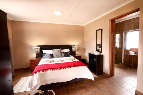 
A bed or beds in a room at Kweekkraal Guest Farm
