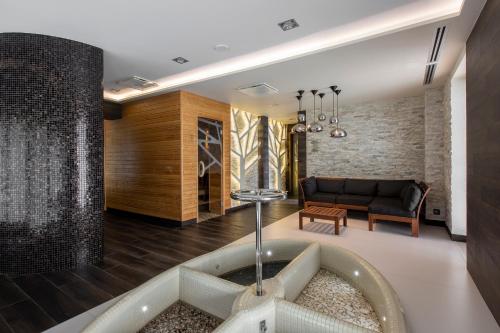 a living room with a tub in the middle at Villa Buki Pokoje & SPA in Jastrzębia Góra