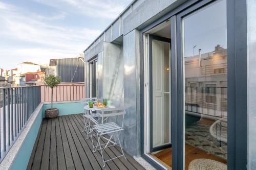 Downtown Studio w Pool, AC & Balcony by LovelyStay