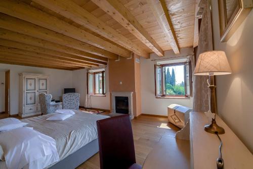 ein Schlafzimmer mit einem Bett und einem Schreibtisch mit einer Lampe in der Unterkunft La Fonte degli Dei in Negrar