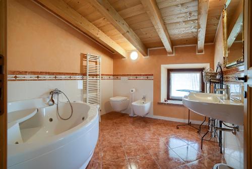 a bathroom with two sinks and two toilets at La Fonte degli Dei in Negrar
