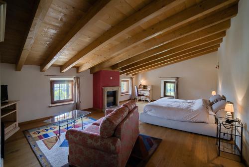 a large bedroom with a bed and a couch at La Fonte degli Dei in Negrar