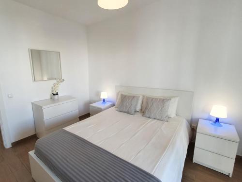 クアルテイラにあるPontemira 5 Esplêndidoの白いベッドルーム(ベッド1台、ナイトスタンド2台付)