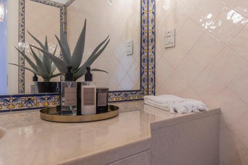 カスカイスにあるLuxury Colina Parkのバスルーム(シンク、タオル、鏡付)