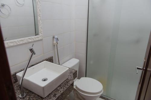 A bathroom at Guarajuba Summer Flat 10