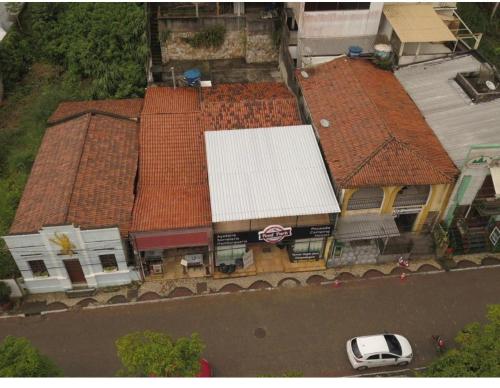 una vista aérea de un edificio con techos rojos en Food park Guaramiranga en Guaramiranga
