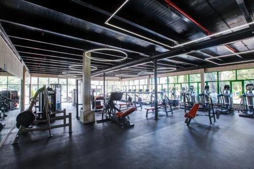 un gimnasio con muchas cintas de correr y máquinas en Royal Relaxing Spa, en Vnukovo