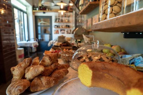 Un mostrador con pan y pasteles sobre una mesa. en Casa Mia in Trastevere, en Roma