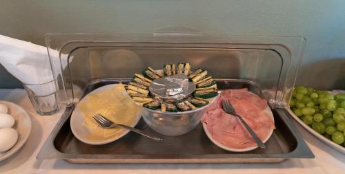una comida en un recipiente de plástico con carne y verduras en Casa Mia in Trastevere, en Roma