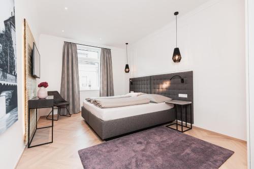 sypialnia z łóżkiem i biurkiem w obiekcie Top Center-Apartment - Wohnung im Stadtzentrum in perfekter Lage & Balkon w mieście Innsbruck
