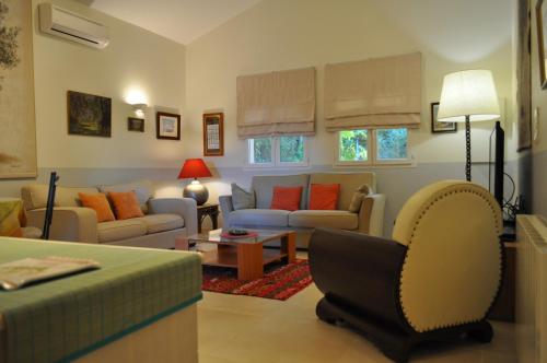 ein Wohnzimmer mit einem Sofa und einem Stuhl in der Unterkunft La Bégude Du Pascouren in Fayence